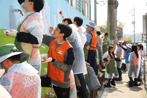 호반건설 임직원, 시흥 매화동서 ‘벽화그리기’ 봉사활동
