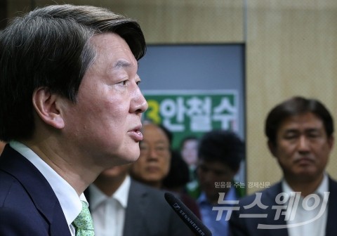 안철수 “바른정당 탈당, 낡은 양당 세력 대결판 부활”