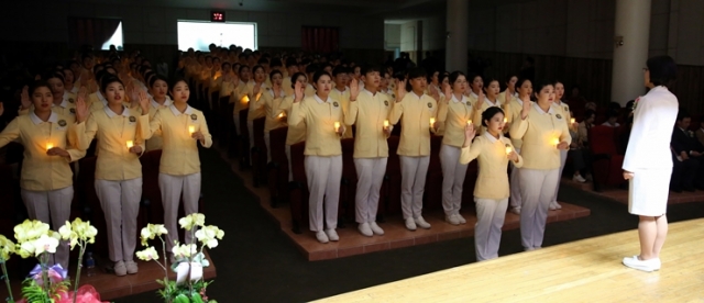 목포대학교가 지난달 26일 ‘제7회 나일팅게일 선서식’을 개최하고 있다.