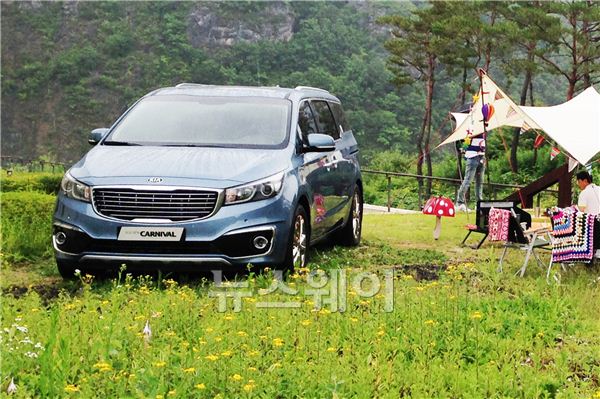 기아차 카니발은 2열 시트의 스탠드업 기능으로 적재공간을 늘리고 안전성과 편의성을 대폭 높인 2018년형 모델의 판매 호조에 힘입어 전년 대비 14.8% 증가한6302대가 판매됐다.