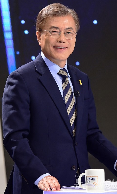 문재인, 부처님 오신 날 행사 참석 후 마산·진주 유세