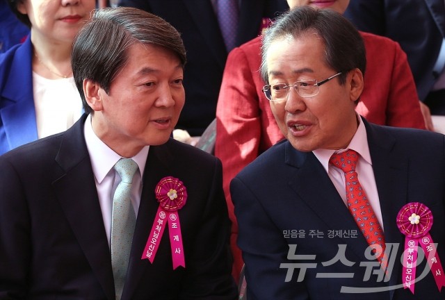 안철수 국민의당 대선후보(왼쪽)와 홍준표 자유한국당 대선후보. 사진=최신혜 기자 shchoi@newsway.co.kr