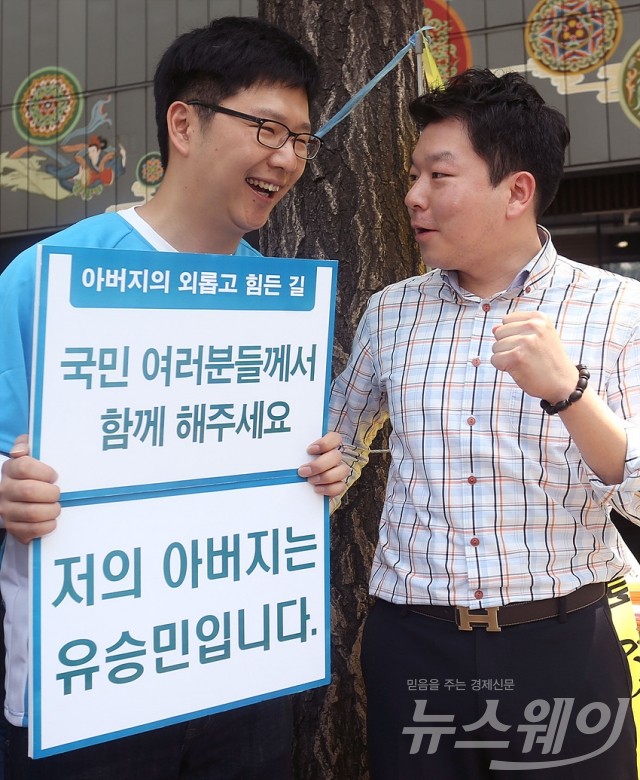 유승민 바른정당 대선 후보 아들 유훈동군 피켓 인사. 사진=최신혜 기자 shchoi@newsway.co.kr