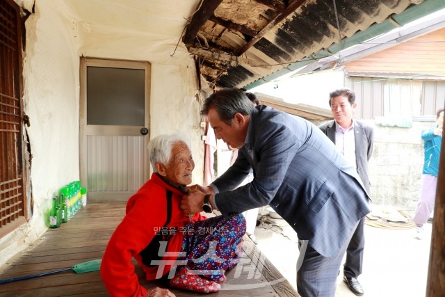 유근기 군수가 홀로사는 어르신에게 카네이션을 직접 달아드려 따뜻한 마음과 사랑을 나누는 시간을 가졌다.(사진=곡성군)