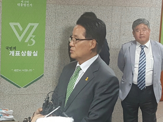 박지원 국민의당 대표가 9일 국회 헌정기념관에 마련된 상황실에서 기자들과 만나 이야기하고 있다. 사진=이승재 기자