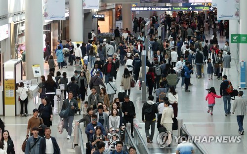 지난 5월초 황금연휴 기간에 인천공항 출국장 면세점 구역이 여행객들로 붐비고 있다. 사진=연합뉴스 제공
