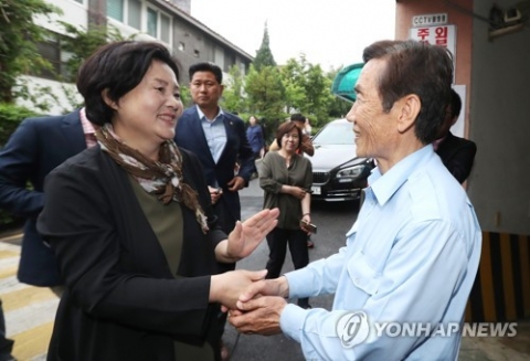 김정숙 여사, 영부인 아닌 ‘여사님’ 호칭 당부