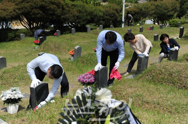 광주광역시의회(의장 이은방)는 15일 광주광역시의원들과 의회사무처 전 직원들이 참여한 가운데 5.18민주화운동기념일을 앞두고 5.18구 묘역을 찾아 정화활동을 펼치며 오월정신을 되새겼다.(사진=광주시의회)