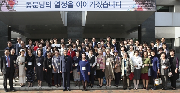 14일 열린 대구가톨릭대 동문 초청의 밤 행사에 참석한 효성여대 동문들이 중앙도서관 앞에서 단체사진을 찍고 있다.(사진제공=대구가톨릭대)