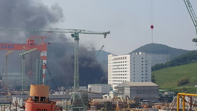 삼성중공업 거제조선소에서 화재가 발생했다. (사진=경남 거제 현지시민 제보)