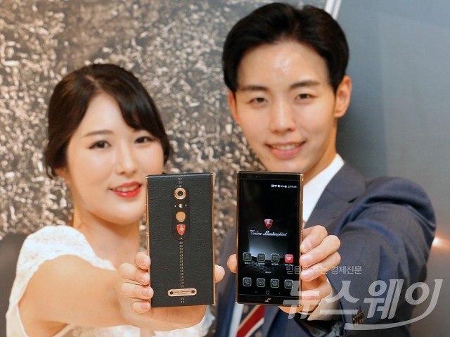 다산네트웍스 람보르기니 프리미엄 스마트폰 ‘알파원(ALPHA-ONE)’ 출시. 사진=이수길 기자 leo2004@newsway.co.kr