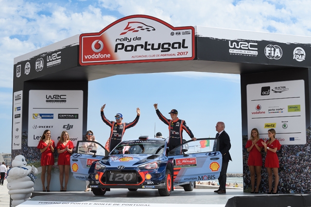 2017 월드랠리챔피언십(WRC) 포르투갈 랠리에서 2위를 차지한 현대자동차 월드랠리팀의 티에리 누빌(Thierry Neuville, 사진 우측)과 니콜라스 질술(Nicolas Gilsoul)이 환호하고 있다. (사진=현대자동차 제공)