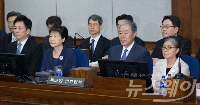 박근혜 전 대통령 첫 공판에서 박근혜 전 대통령과 최순실 씨가 나란히 앉아 있는 모습. 사진=사진공동취재단