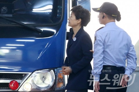 MH그룹의 ‘박근혜 담당 변호사’, 민간인 대량학살범 주로 변호?