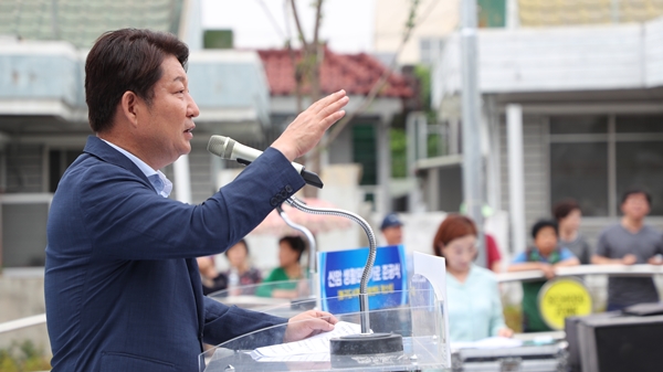 신암동 생활문화가로 및 커뮤니티복합시설 준공식에서 축사를 하고 있는 권영진 대구시장 (사진제공=대구시)