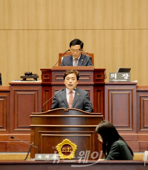 김영남 광주광역시의원, 시정질의 모습