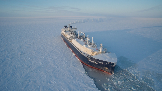 대우조선해양이 세계 최초로 건조한 쇄빙LNG선이 얼음을 깨면서 운항하고 있다. (사진=대우조선해양 제공)