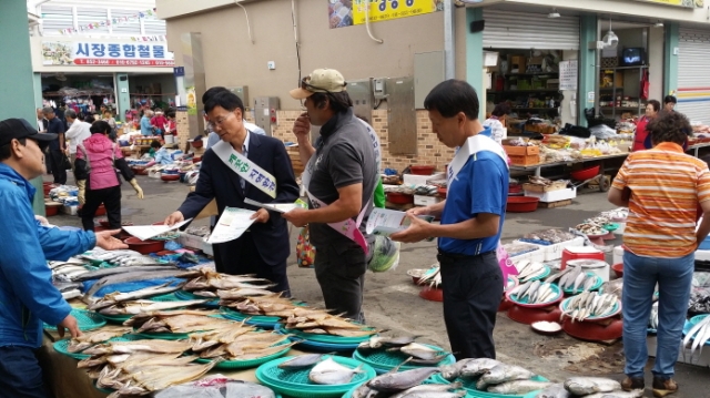 보성군 보성읍이 2일 ‘쓰레기 종량제봉투 사용’ 캠페인을 실시하고 있다.