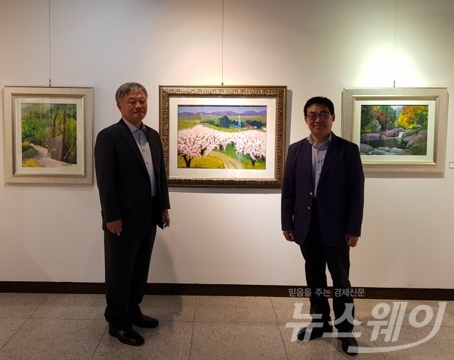 박명식(오른쪽)사무관이 ‘자연을 공감하다’ 개인展에서 김기정 행정국장과 포즈를 취하고 있다.