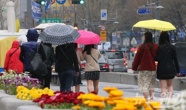 오늘 날씨 스승의 날, 전국 흐리고 비···출근길 우산 챙겨야. 사진=이수길 기자
