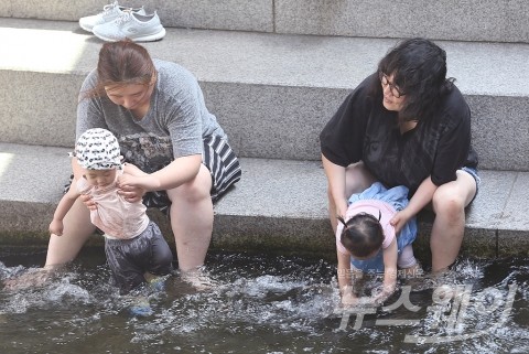  전국 맑고 한낮 폭염 계속···오후 곳곳에 소나기
