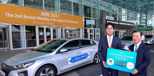 현대차는 14일 제주 국제컨벤션센터(ICC)에서 윤태식 아시아인프라투자은행 연차총회 준비기획단장, 현대차 박광식 부사장 등 관계자들이 참석한 가운데 차량 전달식을 가졌다.(왼쪽부터) 에서 윤태식 아시아인프라투자은행 연차총회 준비기획단장, 현대차 박광식 부사장이 차량 전달식을 가진 모습. 사진=현대자동차 제공