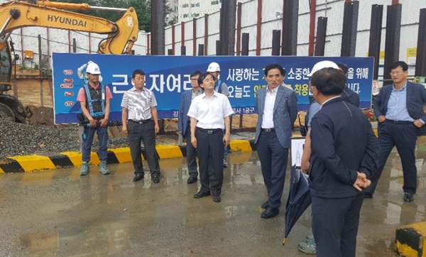 한병홍 LH대구경북지역본부장이 소통경영을 위해 관내 건설현장을 방문하고 있다. (사진제공=LH대구경북지역본부)