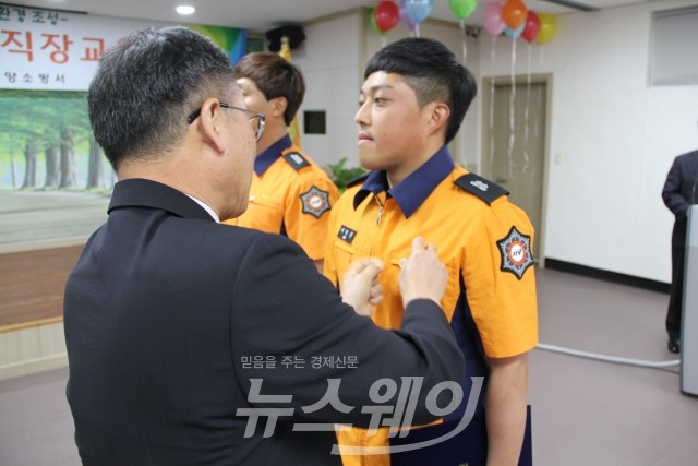 박병주 서장이 심정지 환자 구한 구급대원에게 하트세이버 배지 수여를 하고 있다.(사진=담양소방서)