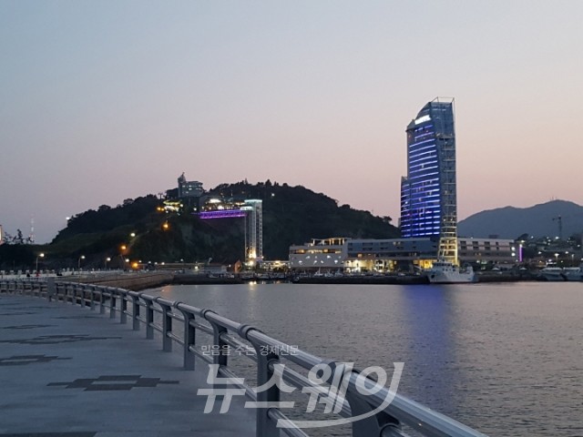 돌산대교에서 바라본 여수펜션 700 전경(사진)