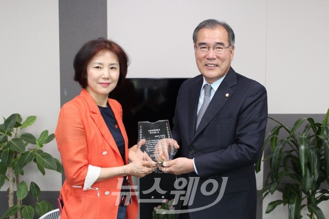 이개호 국회의원이 20일 한국다문화가족지원센터 신숙자 협회장으로부터 ‘다문화정책발전 우수의원상’을 수상했다.(사진=의원실 제공)