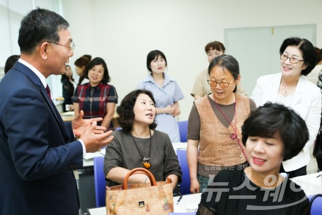 20일 장만채 교육감이 사립유치원 관리자와 담소를 나누고 있다.