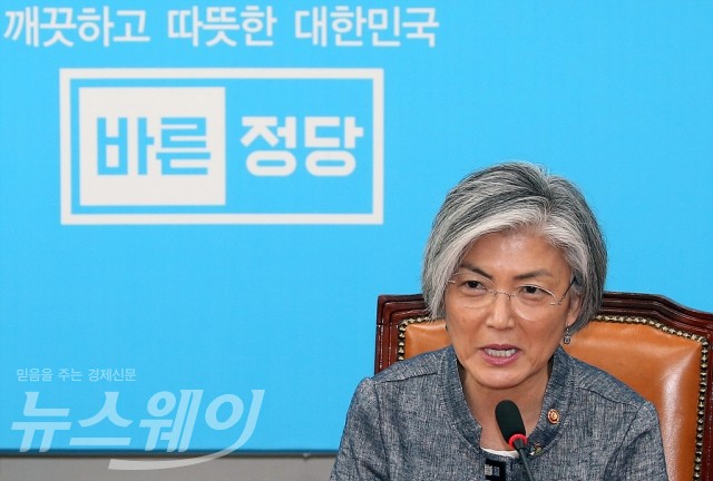 바른정당 찾은 강경화 외교부 장관 기사의 사진