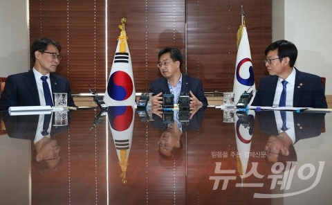 김동연-장하성-김상조 삼각편대 첫 회동···경제현안 점검