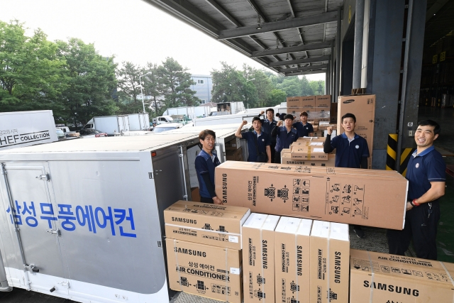 경기도 고양시 일산서구에 위치한 삼성전자 서서울물류센터에서 에어컨 설치 엔지니어들이 ‘무풍에어컨’의 신속 배송에 만전을 기하고 있다. 사진=삼성전자 제공