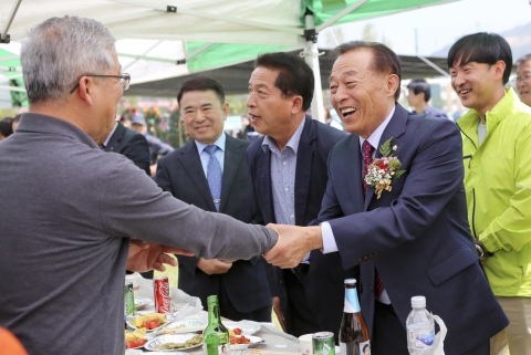 읍민의 날 행사 현장에서 주민들과 소통하고 있는 최용득 군수