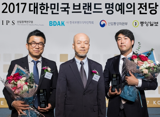 28일, 서울 그랜드힐튼호텔에서 개최된 ‘2017 대한민국 브랜드 명예의 전당’ 시상식에 참석한 한국지엠 임직원들이 상패를 들고 포즈를 취하고 있다. 사진은 왼쪽부터 한국지엠 마케팅본부 이일섭 전무, 박규원 심사위원장 겸 한양대 교수, 한국지엠 마케팅본부 서기석 부장. 사진=쉐보레 제공