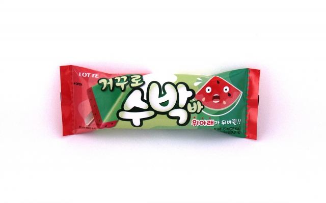 롯데제과가 편의점 CU와 손잡고 신제품 아이스크림 ‘거꾸로 수박바’를 선보였다. 사진=롯데제과 제공