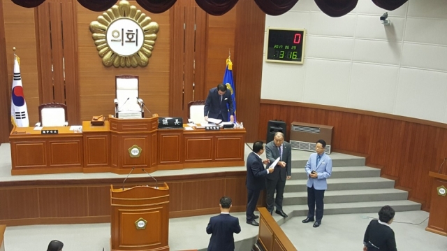 29일 열린 나주시의회 시정질의 보충질문 과정에서 산회를 선포하자 김판근 의장과 임성환의원이 실랑이를 벌이고 있다.
