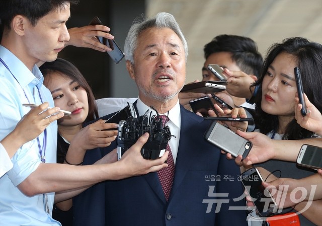 ‘갑질 논란’ 미스터피자 정우현 회장, 첫 재판서 혐의 대부분 부인