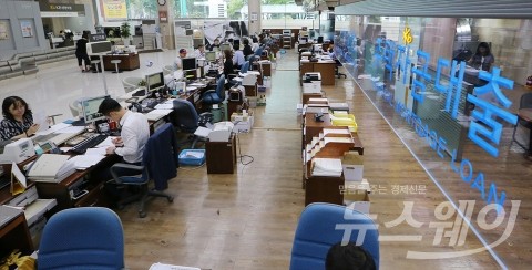 &quot;거리두기 해제 언젠데&quot;···시중은행, 영업시간 정상화 지지부진