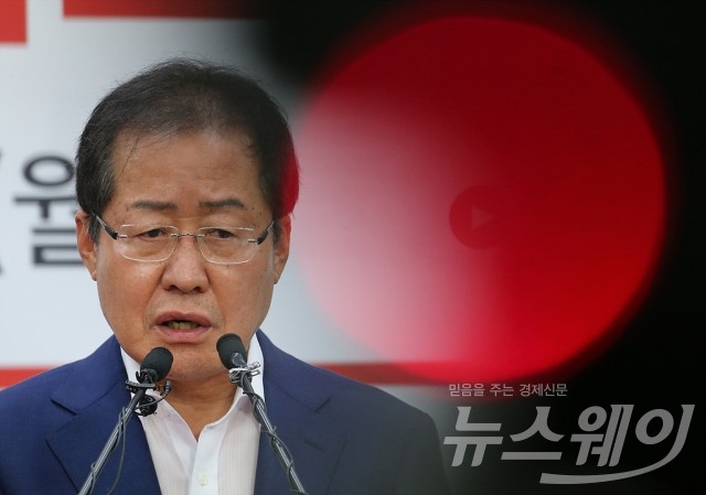 한국당의 ‘육참골단’··· ‘박근혜 탈당’ 후 ‘보수통합’ 시도