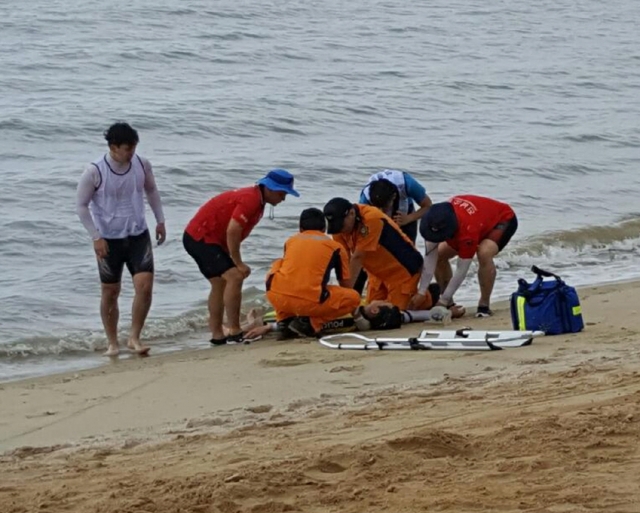 보성군이 7일 율포솔밭해수욕장에서 ‘안전사고 예방 민·관·경 합동훈련’을 실시하고 있다.