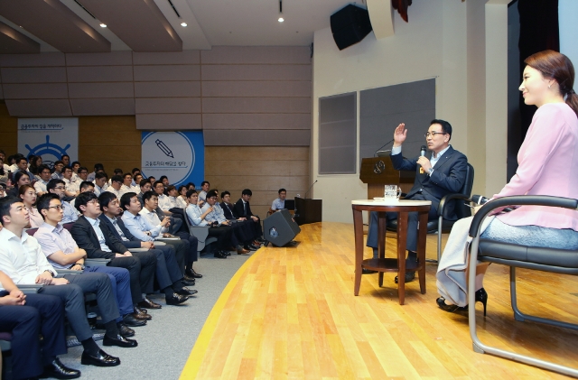 조용병 신한금융그룹 회장이 10일 서울 여의도 신한금융투자 본사에서 열린 ‘조용병 회장과 함께 하는 신한 2020 비전 공감’ 행사에 참석해 임직원들과 토크콘서트 형식으로 소통하고 있다. 사진=신한금융그룹 제공