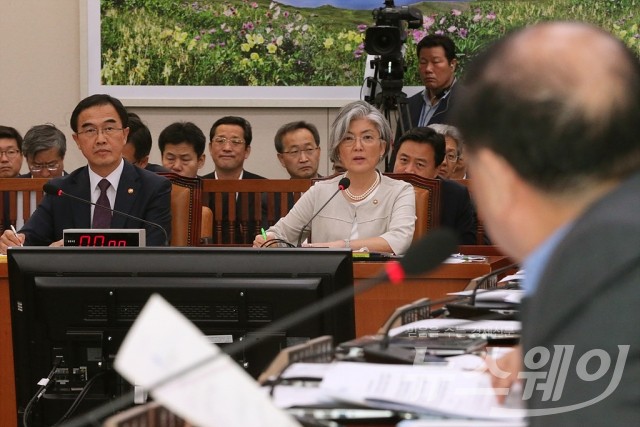 국회 외교통일위원회 전체회의 강경화 외교부 장관-조명균 통일부 장관. 사진=이수길 기자 leo2004@newsway.co.kr