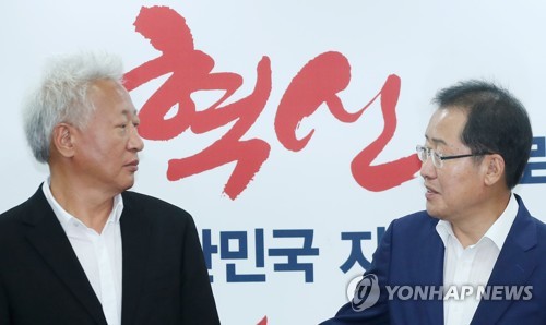 자유한국당 홍준표 대표(오른쪽)와 류석춘 혁신위원장(왼쪽). 사진=연합
