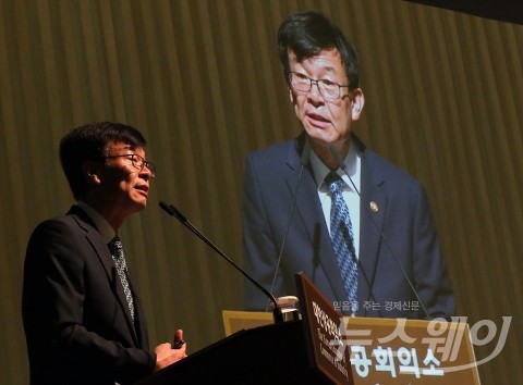 몸집 키운 김상조號, 실탄챙기고 무기까지 들었다