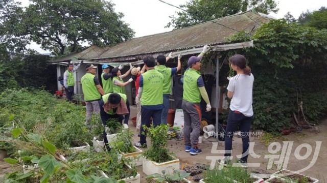 진도군 의신면·진도경찰서 보안협력위, 집수리 등 나눔사랑 실천 기사의 사진