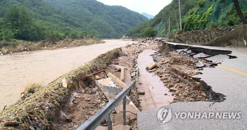 지난 16일 폭우로 파손된 도로 (사진 = 연합뉴스 제공)