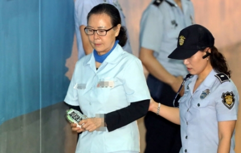 ‘롯데면세점 입점 로비’ 신영자, 항소심서 징역 2년으로 감형