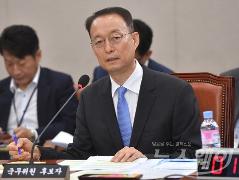 백운규 &quot;모든 원전 수명 연장 없어···2079년 원전 제로&quot;